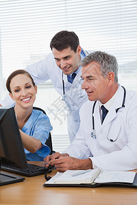护士电脑与计算机医生合作的微笑外科医生背景