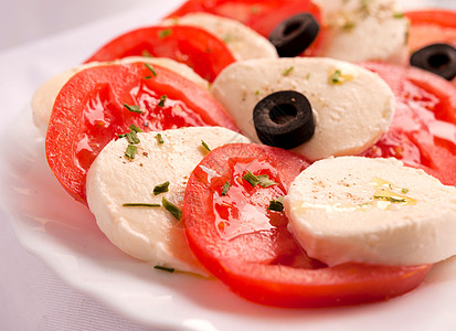 Mozzarella和番茄饮食草药健康饮食芳香营养食物绿色宏观乳制品沙拉图片