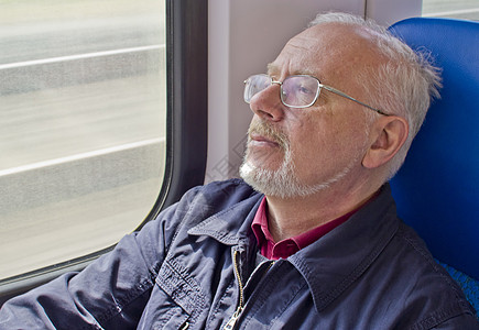 坐在马车窗户旁边的放松的老人家蓝色灰色阴影教练车皮思考火车眼镜旅游长椅背景图片