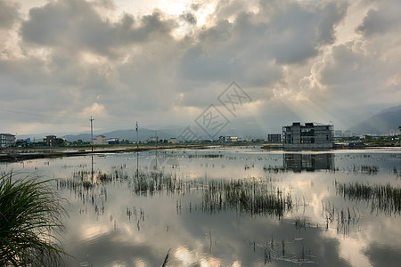 云水瑶土楼沼泽的景观多云建筑场地日落天空场景植物阳光浮木农村背景