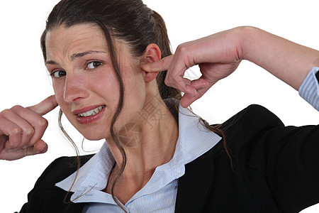 女人用耳朵塞住她的耳朵图片