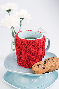 蓝杯 有红编织的罩子和巧克力饼干房子一杯茶厨房装饰假期杯子风格毛衣阅读针织品图片