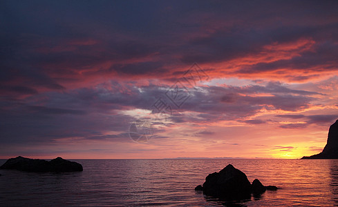 日落戏剧性天气岩石海浪石头场景天空海景海洋海岸图片