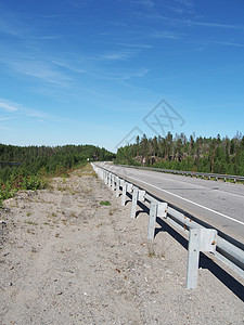 树林中的沥青路地平线蓝色驾驶戏剧性太阳旅行云景运动交通运输图片