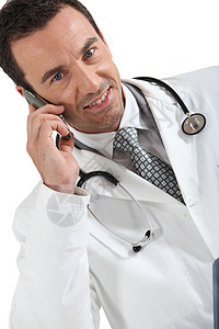 家庭医生拥有移动电话的男医生背景