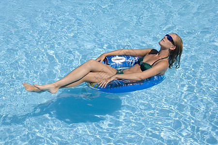 在游泳池里放松女性女孩水池日光浴热带天堂假期女子旅游海滩图片