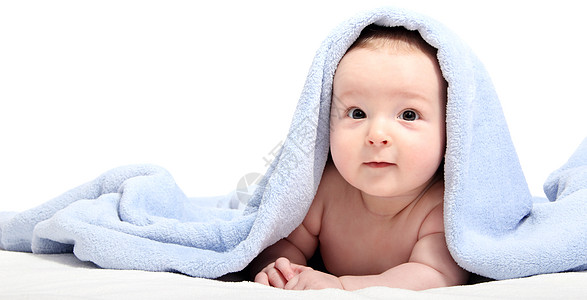 在毯子下洗完澡的美丽婴儿毛巾好奇心青年生活微笑喜悦男性蓝色快乐童年图片