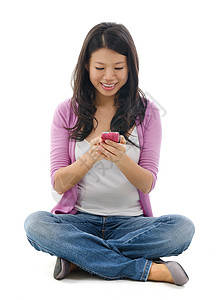 智能手机上年轻女性发短信图片