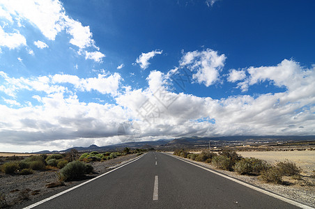 乡村公路孤独路驾驶航程运输自由蓝色天空风景旅行地平线沙漠背景