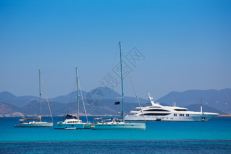 从Formentera带锚船的Ibiza海岸风景观光海景支撑旅游游艇海岸线工艺天堂航行海洋图片