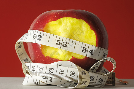 减肥法苹果和米特减肥节食饮食隐喻红色磁带水果仪表白色医生背景