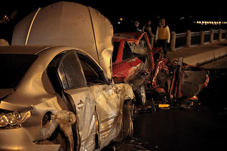 夜间交通事故图片