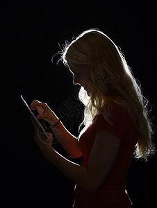 具有数字式平板电脑的妇女学习快乐互联网手势教育金发女孩瞳孔光环微笑图片