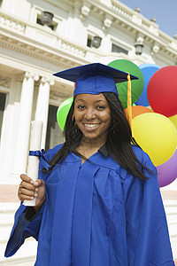 在大学肖像外取得文凭的毕业生人数 学历欢乐女子学习气球乐趣学校高等教育眼神衣服女士图片