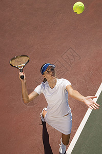 在法庭打网球的体育服女青年的高角度视角图片