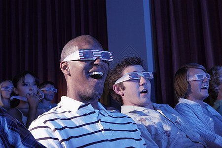 身戴3D眼镜的青年男子在剧院观看3D电影图片