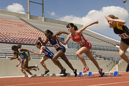 女田径运动员团体赛跑肌肉女性轨道运动专注赛跑者运行服装体育场裁剪图片