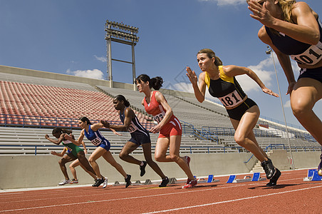 女田径运动员团体赛跑低角度女性运行裁剪竞赛专注中年起跑行动体育场图片