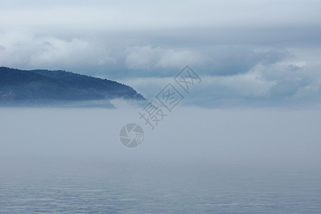 薄雾中的山岳娱乐天气神话鲸鱼墙纸海洋天空背景图片