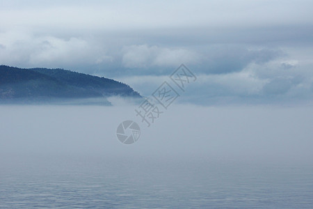 薄雾中的山岳娱乐天气神话鲸鱼墙纸海洋天空背景图片