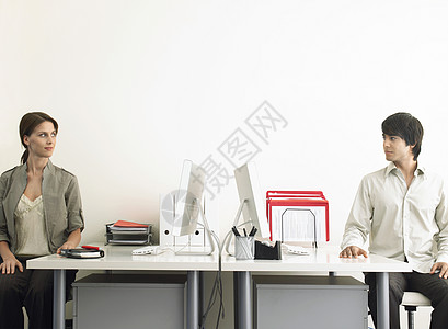 计算机服务台的多族裔商业家和女商务人士; 在计算机台办公图片