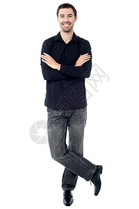 Trendy 年轻时装打扮风格的年轻人微笑工作室快乐双腿白色黑色男性冒充牛仔裤喜悦图片