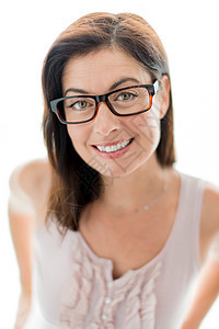 戴时装眼镜的自信女人化妆品头发护理皱纹微笑成人中年活力棕色女士40多岁高清图片素材