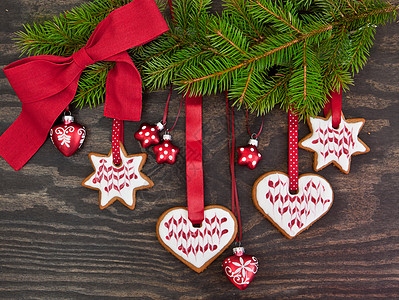 带圣诞节饼干的松树枝照片心形小玩意儿装饰品糖果星星丝带礼物款待松树图片