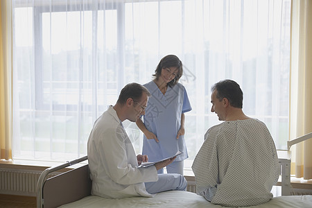 医生和护士与住院病房病人的沟通联系;健康高清图片素材