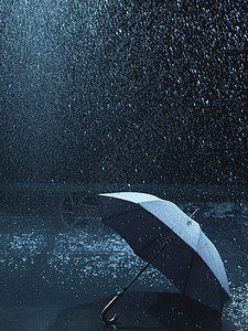 地面上没有用过的雨伞被浇在地上空格处湿度下雨瓢泼大雨雨量摄影倾盆大雨天气自然世界安全图片