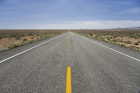 穿过沙漠的道路地平线缺席消失标记背景图片