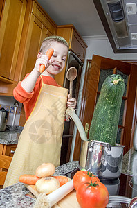 可爱的厨师 在锅里煮大菜孩子绿色营养围裙饮食厨房洋葱微笑蔬菜食物图片