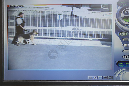 录像监视器 照片来自安全摄像头 显示一名带狗的警卫图片