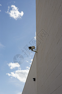 安装在建筑墙上的安全摄像头的低角度视图图片