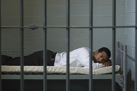 关押在牢房里的人衣冠情绪黑人铁窗沉思白领人士犯罪法制刑事图片