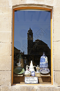 在西班牙安达卢西亚Jaen省Ubeda萨尔瓦多教堂商店窗户上反射的一窗图片