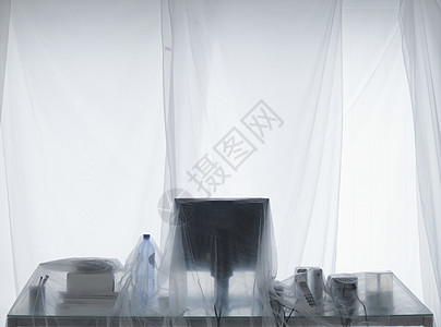 用于准备装饰的透明灰尘表覆盖服务台和计算机 以备装饰房间白色办公室裁剪绘画装潢桌子技术床单房子图片