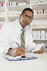 非裔美籍男药剂师在药店工作的肖像白色职场药品货架零售男性经销商医生水平处方图片
