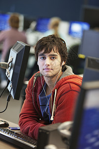 使用计算机的大学生人数信息技术帽衫教学楼头肩电脑教育大学显示屏学生电脑显示器图片