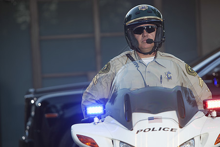 巡逻军官坐在摩托车上 灯光亮着绿色交警喉舌执法巡警法律车辆太阳镜警察成人图片