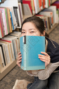 图书馆情侣学生用书蒙住嘴乐趣书架页数大学喜悦学习蓝色成人女孩女性背景
