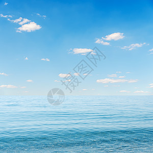 蓝海和有云的天空风景季节冲浪海滩地平线蓝色天堂阳光反射海洋图片