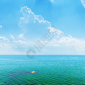 黄海和蓝天空 有云冲浪季节阳光海景海滩太阳天气天空天堂环境图片