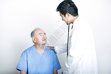 一位年轻的亚洲医生 安慰一位资深成人病人自然科学检查身体检查科学生物学心脏病学亚裔微笑两个人考试图片
