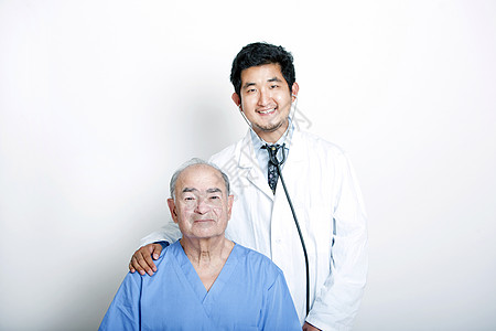 一位年轻的亚洲医生 手放在一名成年老人病人的肩膀上图片