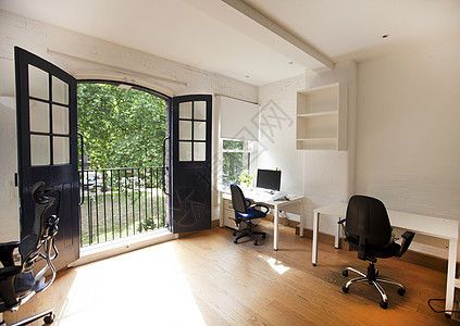 办公桌和座椅空办公室的内部内部高清图片