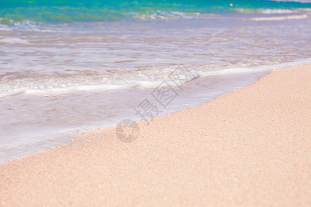 带白沙的完美热带海滩上的绿石水地平线海岸线风景晴天支撑天空海浪海洋假期太阳图片