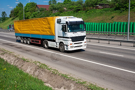 高速公路上卡车白色商业汽车货运黄色货车旅行街道车辆速度图片