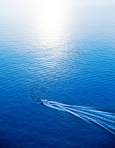 地中海蓝海空中观航船巡航图片
