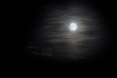 月亮中的云彩图片